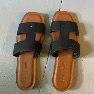 NWOT Toms black leather slides